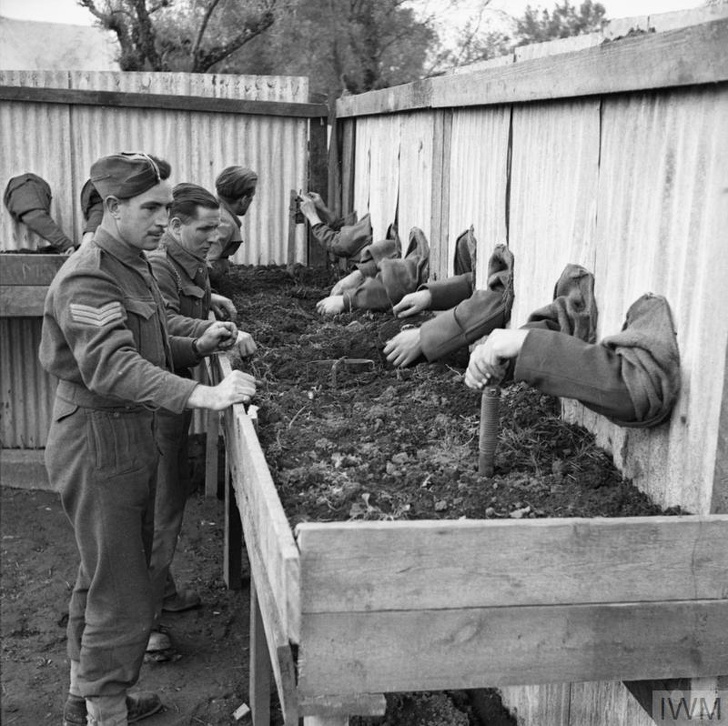 THE BRITISH ARMY IN ITALY 1943 (NA 10325) Troops learn to handle mines and booby-trap devices 'blind' using a special screen at 10 Corps Mine School, 28 December 1943. Copyright: © IWM. Original Source: http://www.iwm.org.uk/collections/item/object/205204469