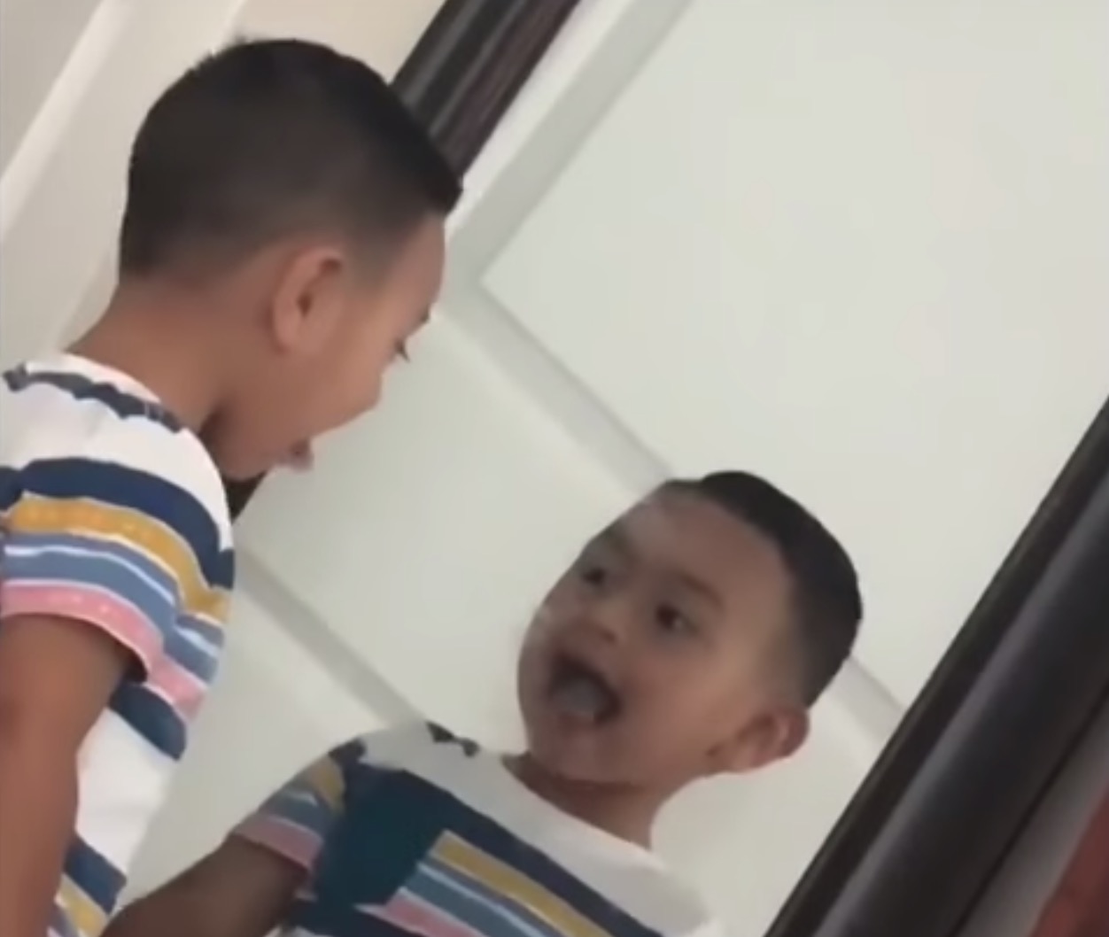 Desivé video: Odraz v zrkadle rýchlejší ako samotný chlapec?