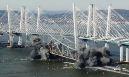 Demolácia mosta ako si ju ešte nevidel. Vďaka záberom z drona vyzerá hypnoticky