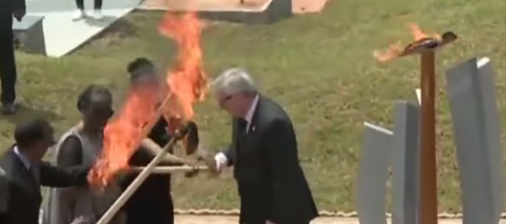 Video: Ohnivák Juncker takmer upálil prvú dámu Rwandy