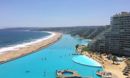 Najväčší bazén na svete je v Čile. Jeho rozmery sú megalomanské