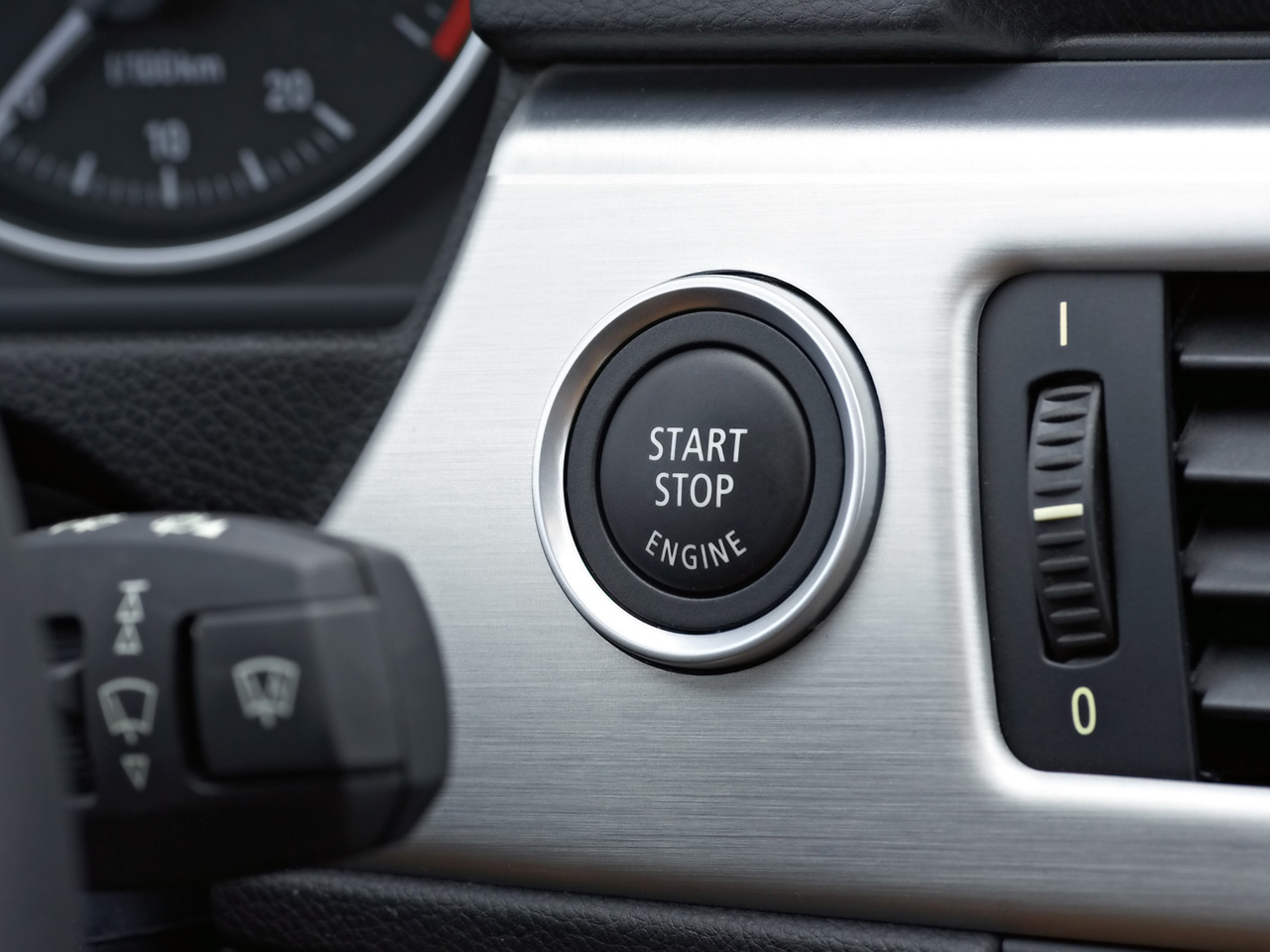 Čo sa stane, keď počas jazdy stlačíte gombík Start / Stop?