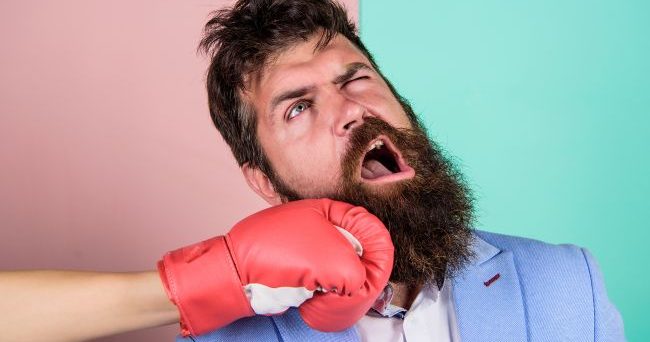 Vyvinula sa brada mužom, aby absorbovala nárazy do čeľuste?