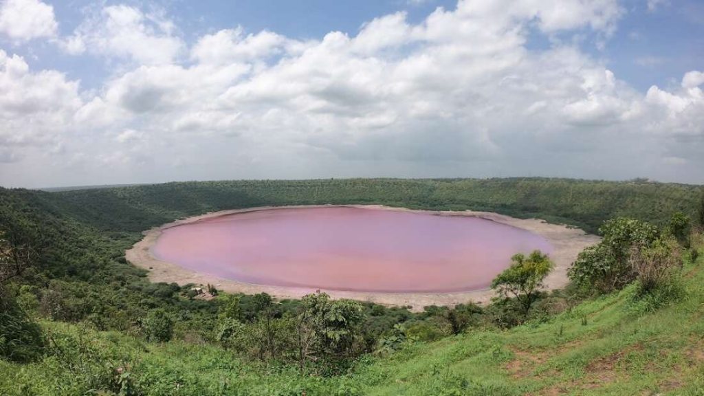 50 000 rokov staré kráterové jazero nedávno zmenilo farbu