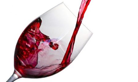 Fľaša vína denne neškodí a úplná abstinencia je pre telo horšia ako občasný alkohol, tvrdí fínsky vedec